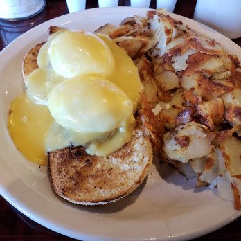 The Cafe at Bellevue - Eggs benedict with American fries - New American Near Me - Bellevue, Wisconsin