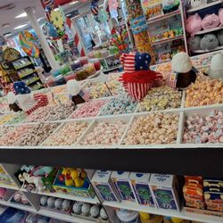 Beach Life Sweets & Ice Cream - So much taffy!!!