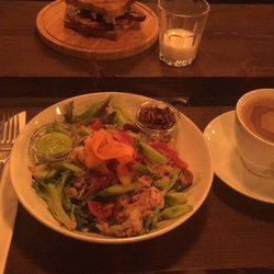 Kellermans Cafe - Lækker billig salat og stor kaffe med økologisk rismælk!
