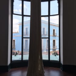 UDLAP - Capilla del Arte - Exhibición de arte bordado muy bueno.. Estas son tiras del hilo de tamaño industrial