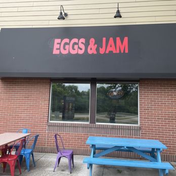 Eggs & Jam - Outside seating area - Breakfast & Brunch Near Me - West Des Moines, Iowa