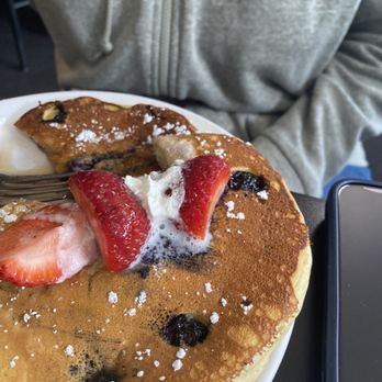 Cafe Stephanie - Pancakes with fruit - Sandwiches Near Me - Newport, Oregon