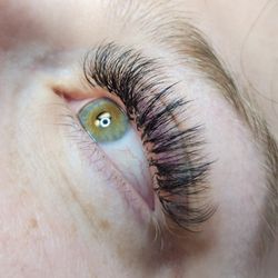 Glitz Customs - Light hybrid lash extensions