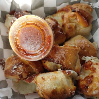Venice Italian Restaurant - Wonderful garlic knots - Italian Near Me