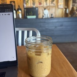 Iced vanilla latte w/almond milk