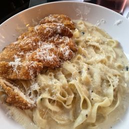 Fettuccine Alfredo w crispy chx