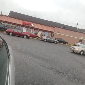 Wendy's - Long drive through line and the end of the parking lot - Burgers Near Me - Bloomfield, New Jersey