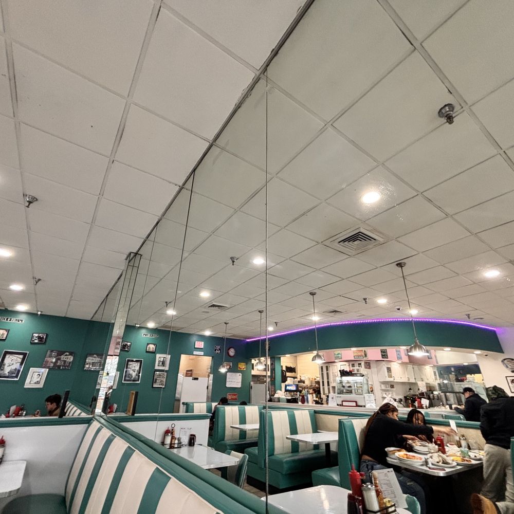 Van Dorn Diner - The mirror were clean enough for me! 4.1/5 - Diners Near Me - Alexandria, Virginia Van Dorn Diner - The mirror were clean enough for me! 4.1/5 - Diners Near Me - Alexandria, Virginia