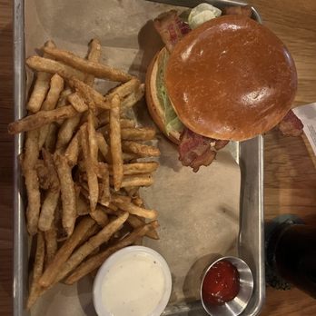 BJ's Restaurant & Brewhouse - Cheeseburger - New American Near Me - Melbourne, Florida