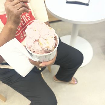 Chill-N Ice Cream Pompano Beach - Almond milk Strawberry with cookie pieces - Ice Cream & Frozen Yogurt Near Me - Pompano Beach, Florida