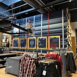 STRAUSS WORKWEARSTORE - Interior display