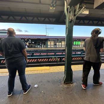 MTA - 74th & Broadway Subway Station - Platform - Metro Stations Near Me - Jackson Heights, New York MTA - 74th & Broadway Subway Station - Platform - Metro Stations Near Me - Jackson Heights, New York
