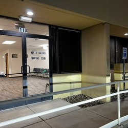 Main entrance with a ramp so you can wheel your fencing bag ; )