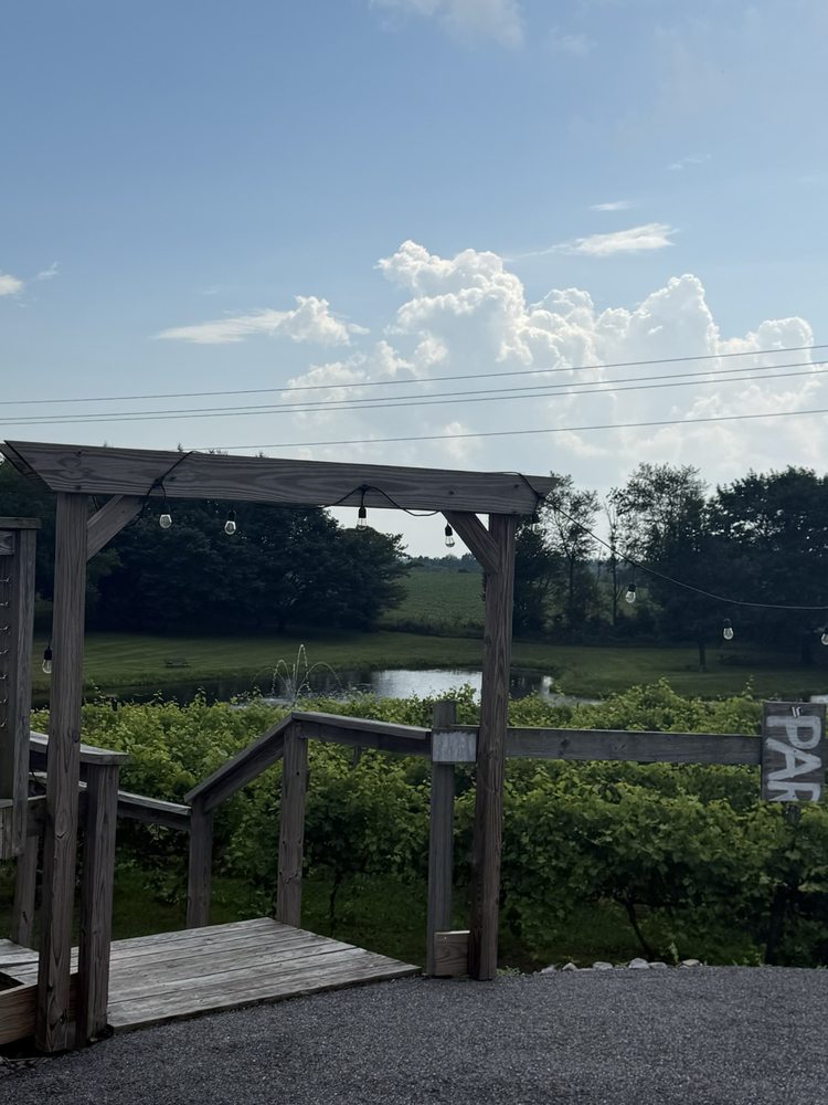 The Winery at the Long Shot Farm Logo