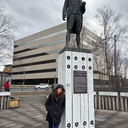 Anchorage Trolley Tours - Captain Cook Monument