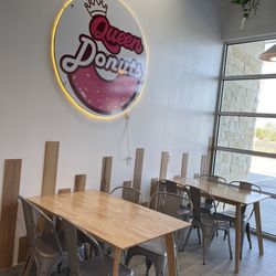 Queen Donuts - Inside