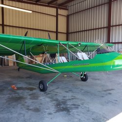 Isn't this airplane so beautiful and GREEN!