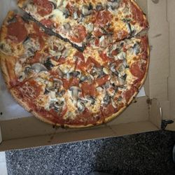 Old Friends Pizza - Pepperoni and mushrooms