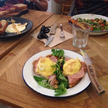 Brunch & Cake - Eggs Benedict w/ turkey on a waffle - Breakfast & Brunch Near Me - Barcelona, B Brunch & Cake - Eggs Benedict w/ turkey on a waffle - Breakfast & Brunch Near Me - Barcelona, B