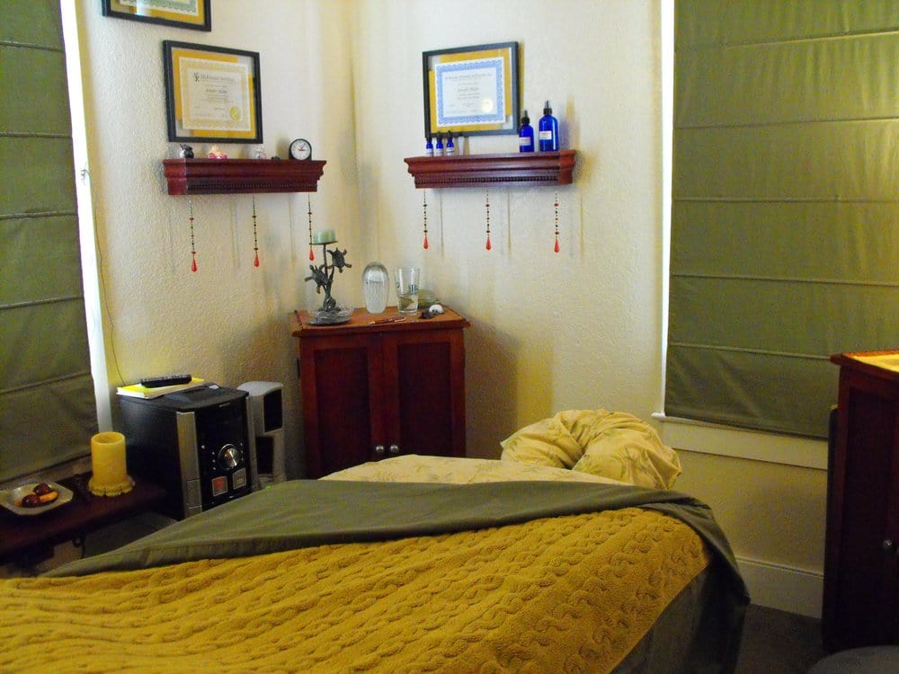 Being Well Muscle & Massage Therapy Logo