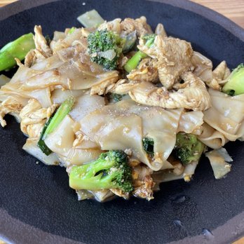 Khao Kang Thai Kitchen - Chicken pad see ew - Thai Near Me - Mountain View, California Khao Kang Thai Kitchen - Chicken pad see ew - Thai Near Me - Mountain View, California