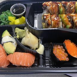 Dragon Roll and Nigiri Combo / 鳗鱼卷和握寿司组合便当