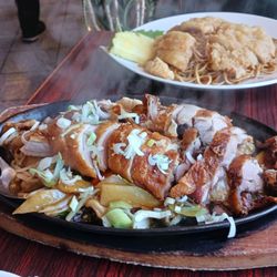 Panda- Palast - Ente kross mit dreierlei Fleisch auf heißer Platte / Roast duck with various meat on sizzling plate