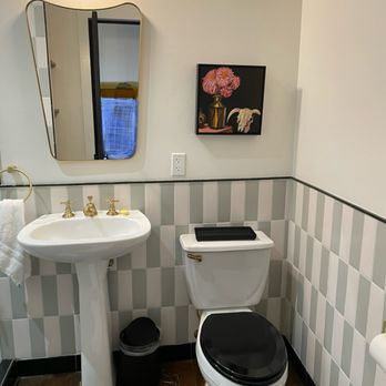 Gruene River Inn - The black and gold bathroom - Bed & Breakfast Near Me - New Braunfels, Texas Gruene River Inn - The black and gold bathroom - Bed & Breakfast Near Me - New Braunfels, Texas