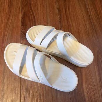 DSW Designer Shoe Warehouse - Getaway Crocs sandals - Size: W7 - Shoe Stores Near Me - Fresno, California DSW Designer Shoe Warehouse - Getaway Crocs sandals - Size: W7 - Shoe Stores Near Me - Fresno, California