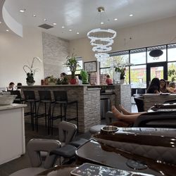 10 Nails Bar - Fancy chairs and free adult beverages with service