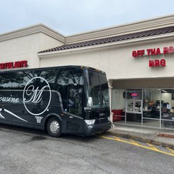 Off Tha Bone BBQ - Front of the business with my bus load of people