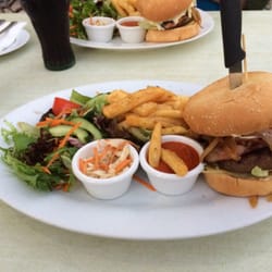 Ivanhoe Hotel - Wagyu beef burger OMG Yum!!!