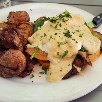 Cup Cafe - The Braveheart (Brisket Bennie + tomatoes) - New American Near Me - Tucson, Arizona