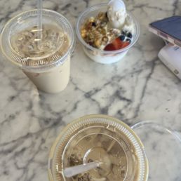 vanilla oat milk latte & yogurt parfait vanilla oat milk latte & yogurt parfait
