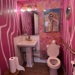 Big Time Boba - Beautiful bathroom
