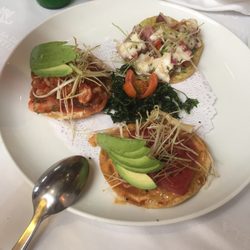 Casa de Castilla - Tostadas de atún, pulpo y camarón. Una delicia!