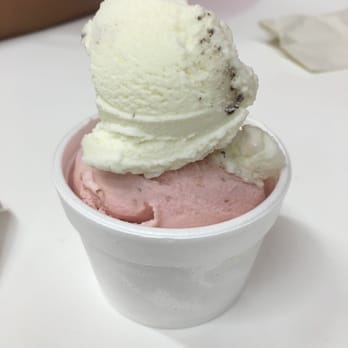 Los Chatos - Cookies and cream with strawberry on the bottom - Desserts Near Me - Puerto Vallarta, JAL