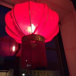 Bao Bao - Typisk kinesisk lampe i vinduet på restauranten