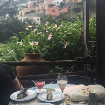 La Zagara - Éclair, cannoli, mini pie, lemon sorbet, strawberry granita, sparkling wine - Cafes Near Me - Positano, SA La Zagara - Éclair, cannoli, mini pie, lemon sorbet, strawberry granita, sparkling wine - Cafes Near Me - Positano, SA