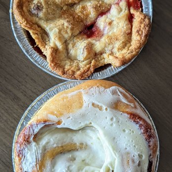 Gifford Homestead - Strawberry Rhubarb Pie and Cinnamon Roll | Instagram: @telephonesmoothie - Landmarks & Historical Buildings Near Me - Fruita, Utah