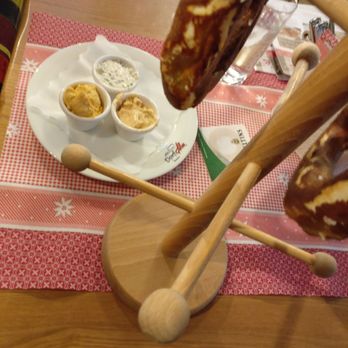 Dorf Alm - Zwei Brezeln mit drei Dips - German Near Me - Willingen, HE