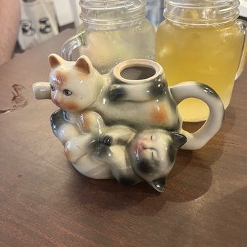 Café Chat l'Heureux - Green Tea (in the cat pot), High Five (left mason jar), and Moitie Moitie (right mason jar) - Vegetarian Near Me - Montreal, Quebec Café Chat l'Heureux - Green Tea (in the cat pot), High Five (left mason jar), and Moitie Moitie (right mason jar) - Vegetarian Near Me - Montreal, Quebec