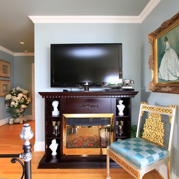 Crystal's View - Vivaldi Suite with  fireplace and 48 " flat screen TV - Bed & Breakfast Near Me - North Vancouver, British Columbia