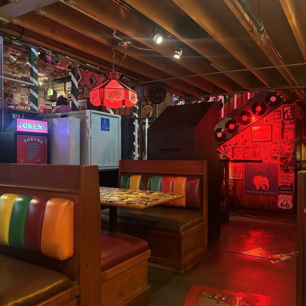 Barney's Beanery - Downstairs - Breakfast & Brunch Near Me - Santa Monica, California