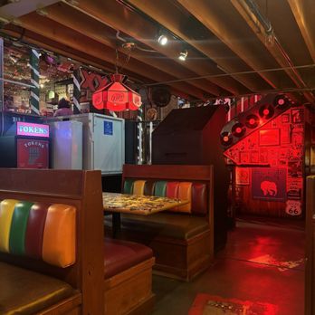Barney's Beanery - Downstairs - Breakfast & Brunch Near Me - Santa Monica, California