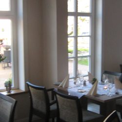 Ohlendorfs Gasthaus - Familie Loll - Gastraum mit Blick nach außen