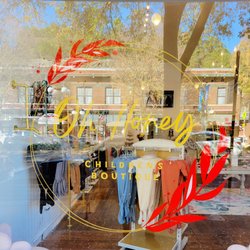 Oh Honey Children's Boutique - Hand painted window by Big Easy Signs.
