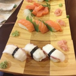 Yokohama - Nigiris de pulpo, salmón, langostinos y sashimi de salmón.