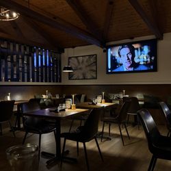 Off Main - Dining area