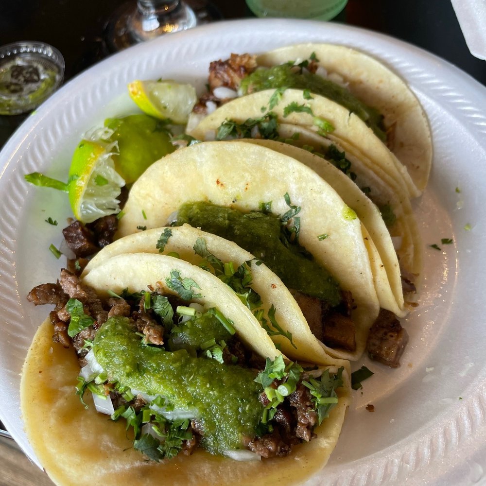 Tacos de asada, carnitas, y lengua Tacos de asada, carnitas, y lengua
